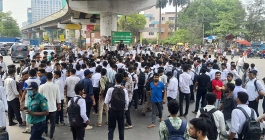  রাস্তা ছাড়েনি পলিটেকনিকের শিক্ষার্থীরা, সাতরাস্তায় তীব্র যানজট