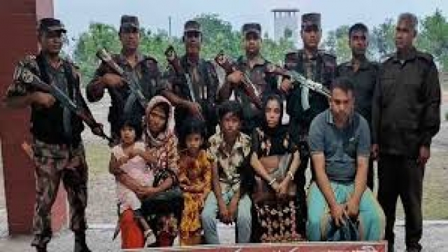 ভারতে পাচারকালে সীমান্ত থেকে নারী-শিশুসহ আটক ১২