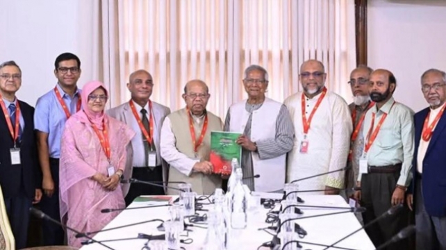 প্রধান উপদেষ্টার কাছে স্বাস্থ্য সংস্কার কমিশনের প্রতিবেদন জমা