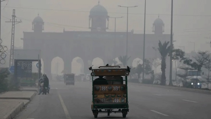 সকালে বিস্ফোরণে কেঁপে উঠলো লাহোর