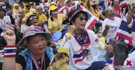 প্রধানমন্ত্রীর পদত্যাগের দাবিতে ব্যাংককে হাজারো মানুষের সমাবেশ