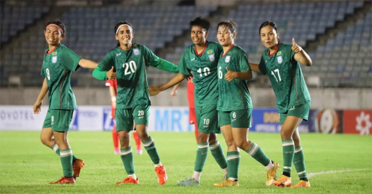 প্রথমার্ধেই ৫ গোলের চমকে এগিয়ে বাংলাদেশ নারী ফুটবল দল