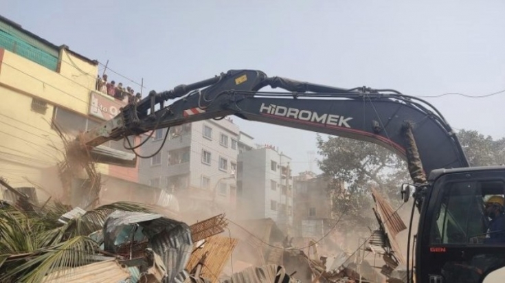 মিরপুরে ডিএনসিসির অভিযানে ভাঙা হলো কিছু অবৈধ দোকানপাট